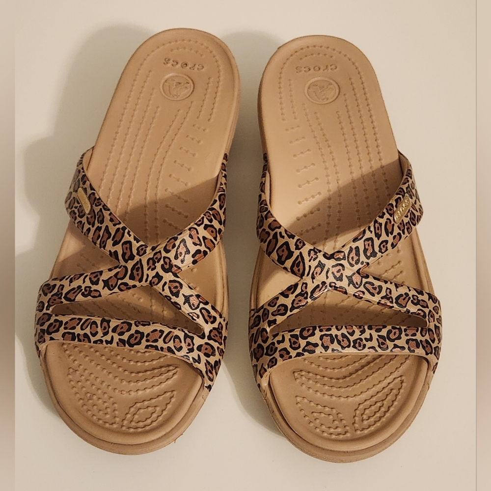 Crocs Patricia II Leopard Wedge Sandals Women's Size 8 EUC